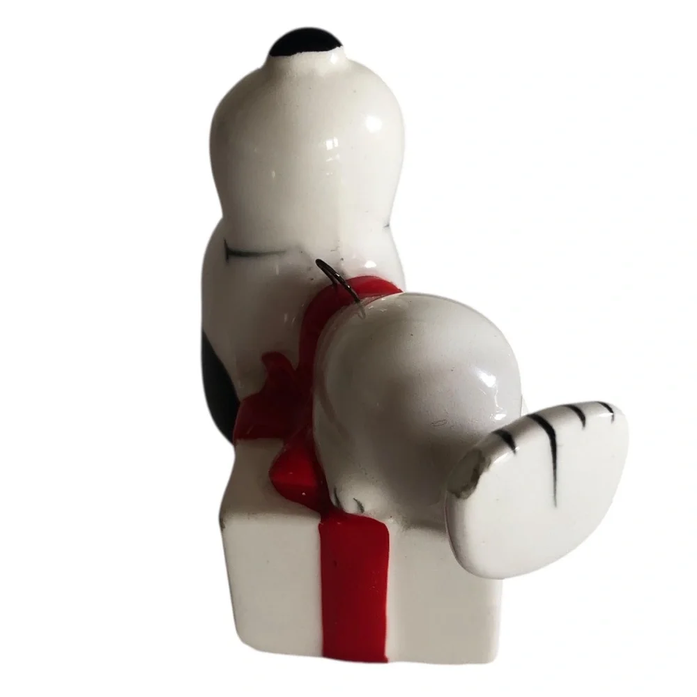 VINTAGE 60s 70s Peanuts Snoopy on a Present Ceramic Christmas Ornament Holiday